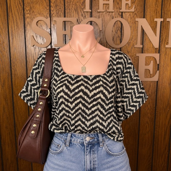 Tops - Black Boho Whimsical Chevron Blouse Top Womens L Short Sleeve Plissé Banded Hem